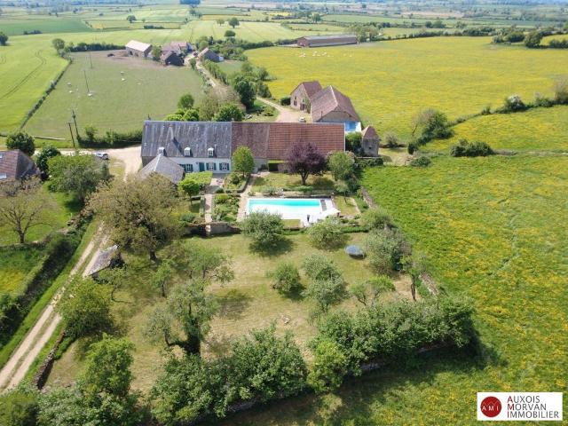 Maison de luxe de 7 pièces en vente à Saulieu, France