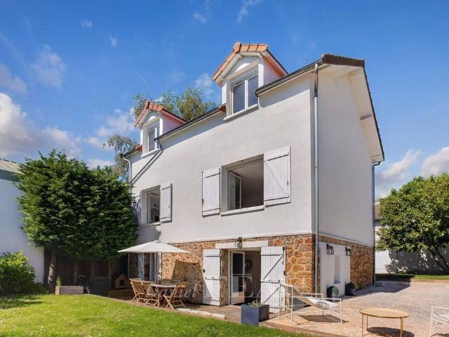 Maison de luxe de 5 chambres en vente à Vaucresson, France