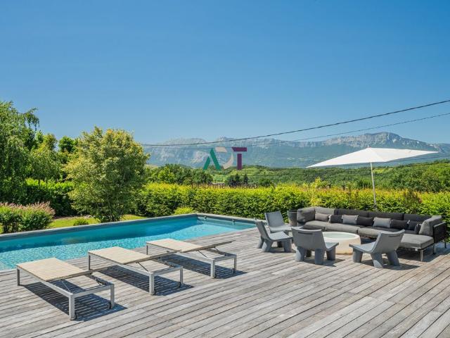 Maison de luxe de 5 chambres en vente à Vaulnaveys le Haut, France