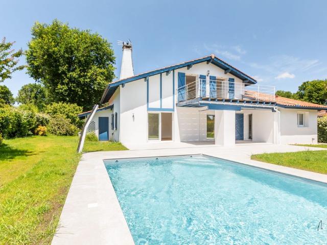 Maison de luxe de 5 pièces en vente à Bassussarry, France