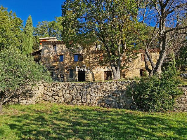 Maison de luxe de 5 pièces en vente à Châteaudouble, France