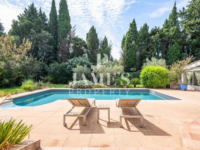 Maison de luxe de 5 pièces en vente à Fontvieille, Provence Alpes Côte d'Azur