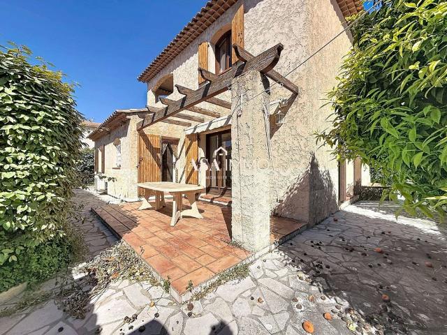 Maison de luxe de 5 pièces en vente à Hyères, France