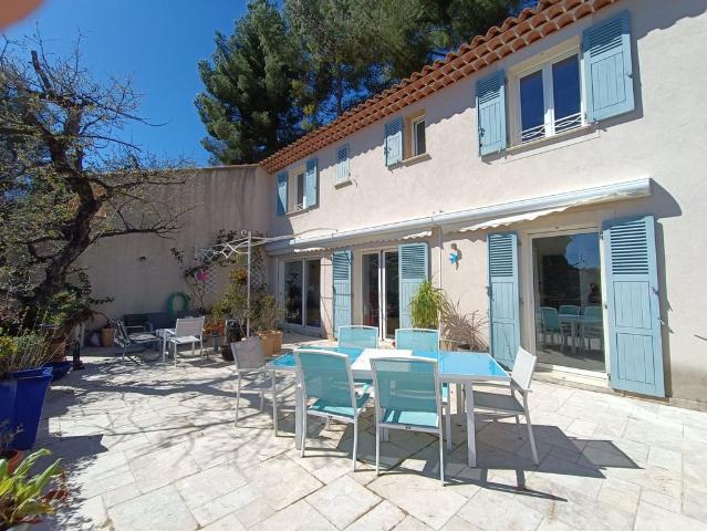 Maison de luxe de 5 pièces en vente à Hyères, France