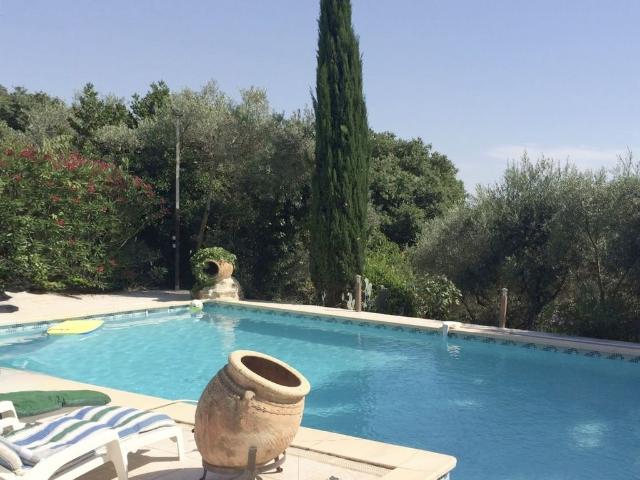 Maison de luxe de 5 pièces en vente à Uzès, France