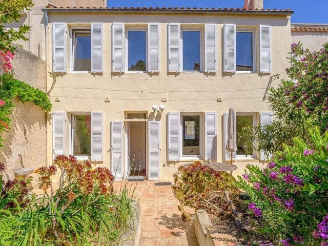 Maison de luxe de 6 pièces en vente à Marseille, France