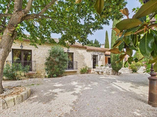 Maison de luxe de 6 pièces en vente à Mollégès, France