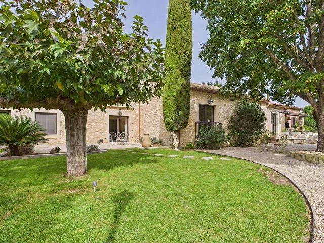 Maison de luxe de 6 pièces en vente à Mollégès, France