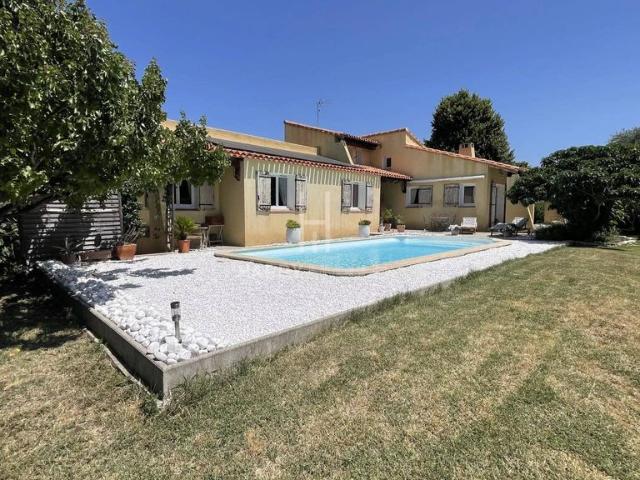 Maison de luxe de 6 pièces en vente à Mouriès, France