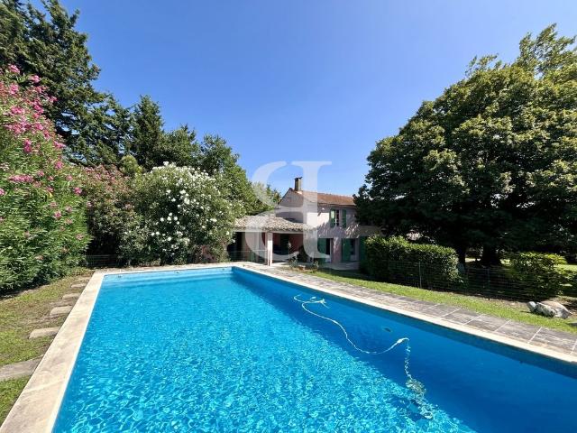 Maison de luxe de 6 pièces en vente à Noves, France
