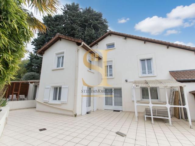 Maison de luxe de 6 pièces en vente à Orsay, France