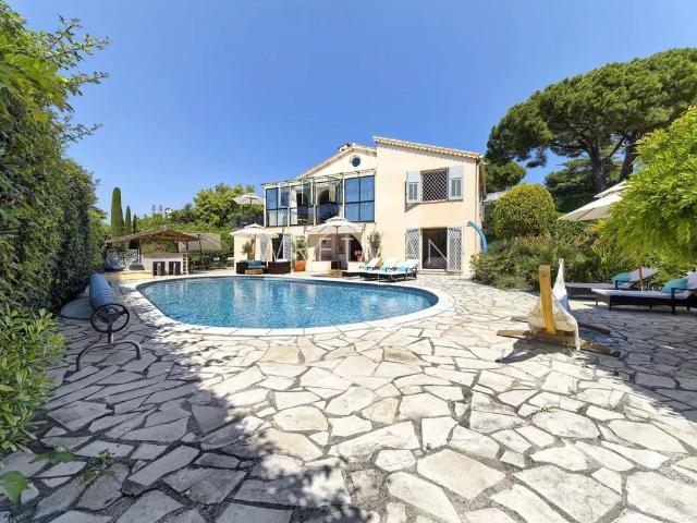 Maison de luxe de 6 pièces en vente à Antibes, France