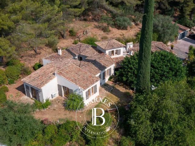 Maison de luxe de 6 pièces en vente à Cuers, France