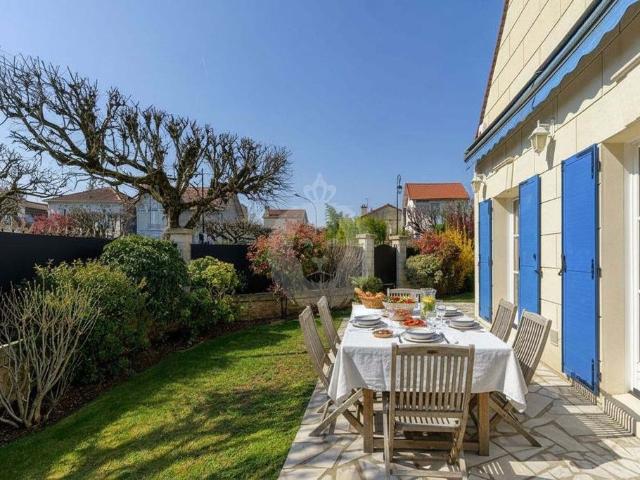 Maison de luxe de 6 pièces en vente à Joinville le Pont, France