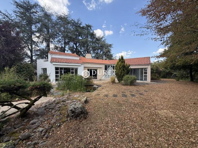 Maison de luxe de 6 pièces en vente à La Bruffière, France