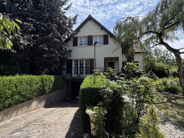 Maison de luxe de 6 pièces en vente à Le Bourget, France