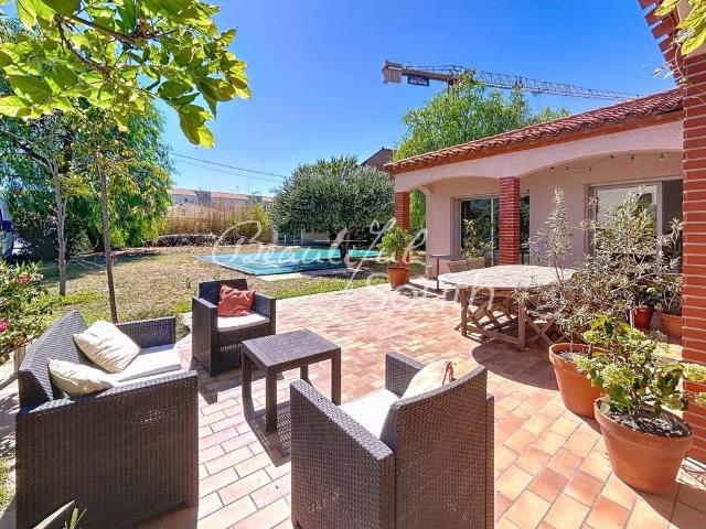 Maison de luxe de 6 pièces en vente à Perpignan, France