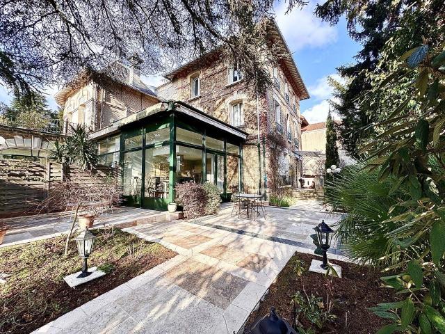 Maison de luxe de 6 pièces en vente à Sucy en Brie, France