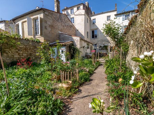 Maison de luxe de 6 pièces en vente à Saintes, France