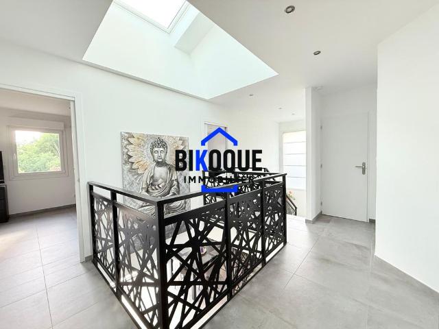 Maison de luxe de 6 pièces en vente à Téteghem, France