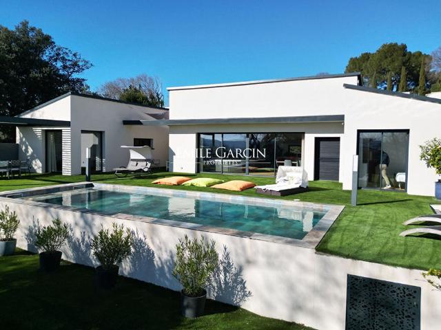 Maison de luxe de 6 pièces en vente à Uzès, France