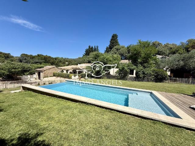 Maison de luxe de 7 pièces en vente à Nîmes, France