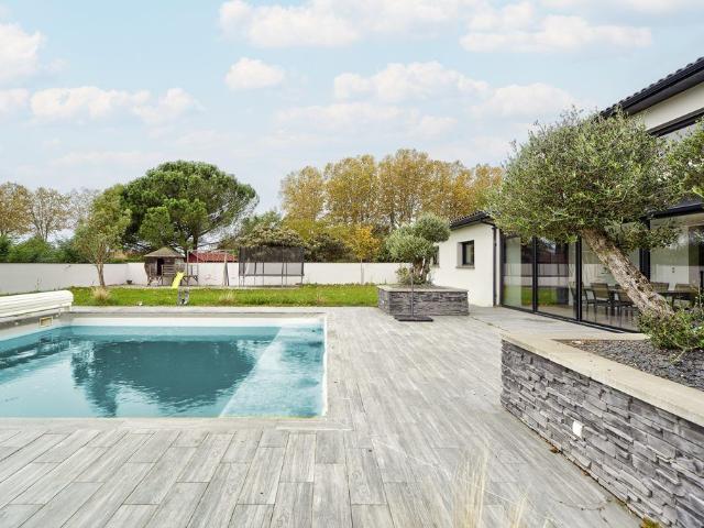 Maison de luxe de 7 pièces en vente à Noé, Occitanie