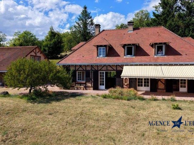 Maison de luxe de 7 pièces en vente à Abrest, France