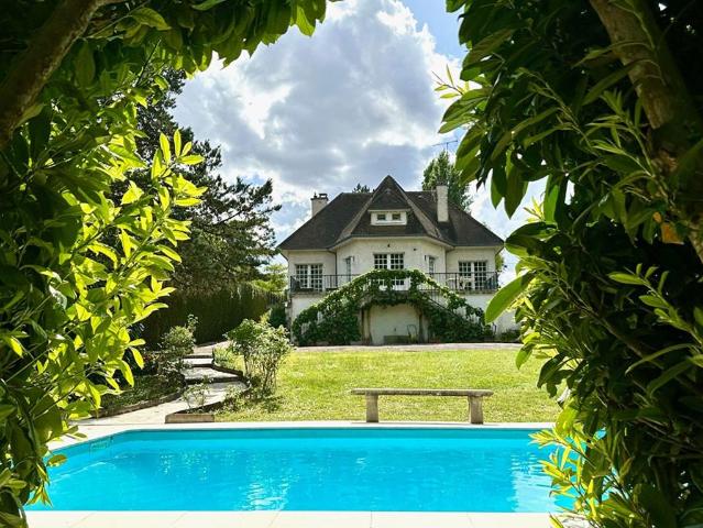 Maison de luxe de 7 pièces en vente à Amilly, France