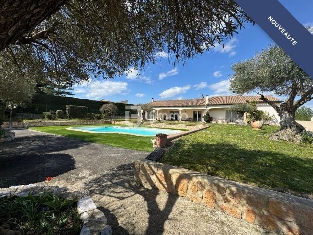 Maison de luxe de 7 pièces en vente à Arzens, France