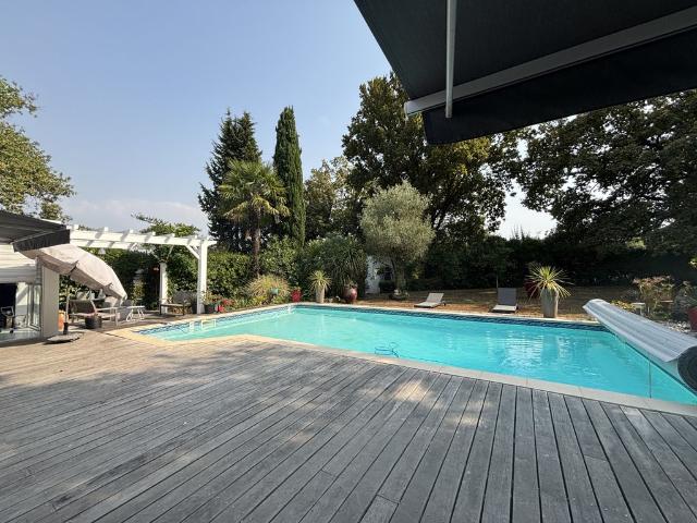 Maison de luxe de 7 pièces en vente à Carbon Blanc, France