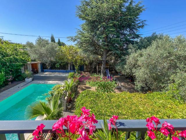 Maison de luxe de 7 pièces en vente à Carpentras, France