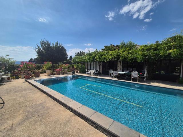 Maison de luxe de 7 pièces en vente à Châteauneuf du Rhône, France
