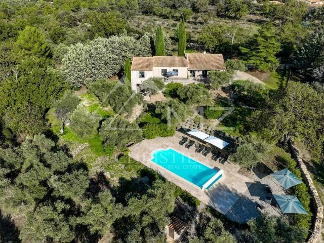 Maison de luxe de 7 pièces en vente à Gordes, France