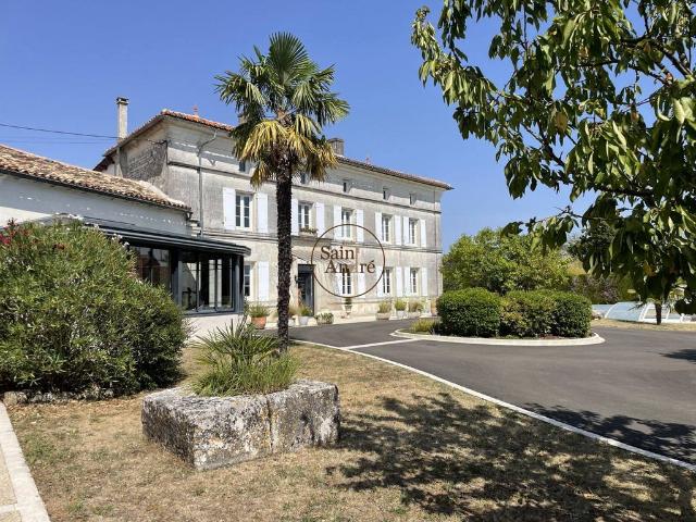 Maison de luxe de 7 pièces en vente à Hiersac, Nouvelle Aquitaine
