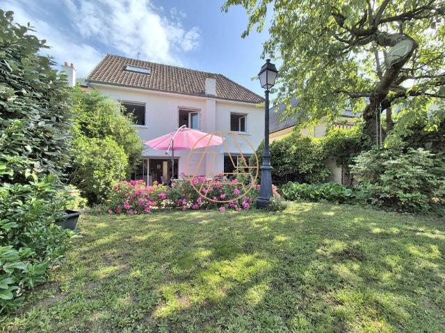 Maison de luxe de 7 pièces en vente à La Varenne Saint Hilaire, France
