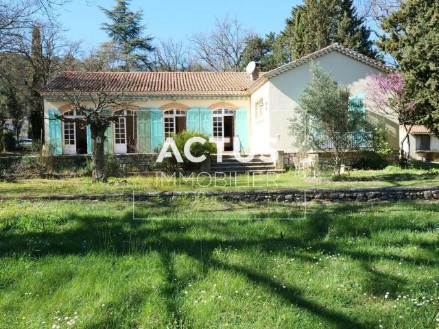 Maison de luxe de 7 pièces en vente à Lamanon, France