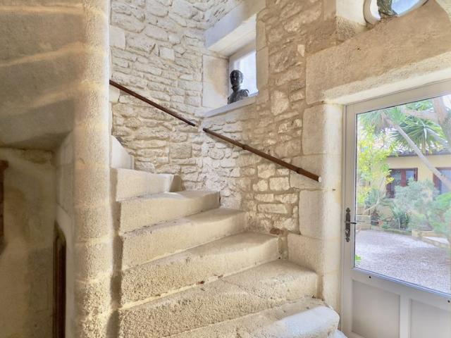 Maison de luxe de 7 pièces en vente à Remoulins, France