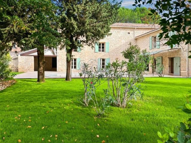 Maison de luxe de 7 pièces en vente à Uzès, France