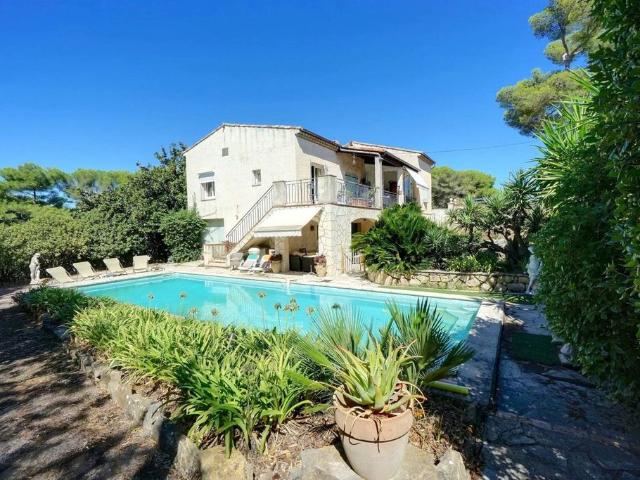 Maison de luxe de 7 pièces en vente à Vallauris, France