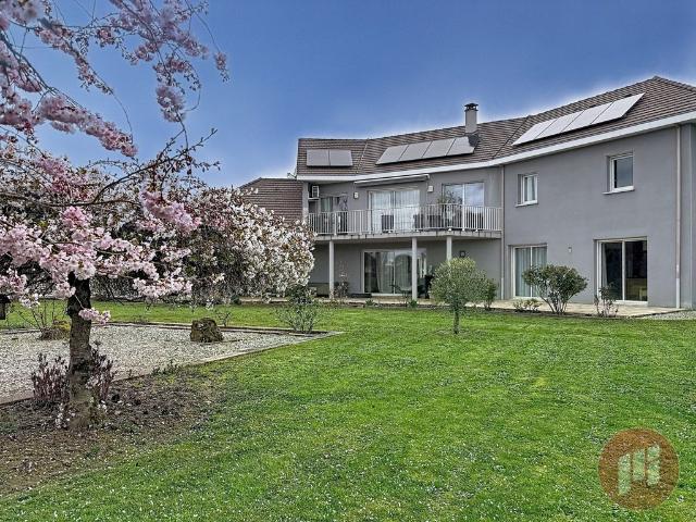 Maison de luxe de 7 pièces en vente à Varetz, France