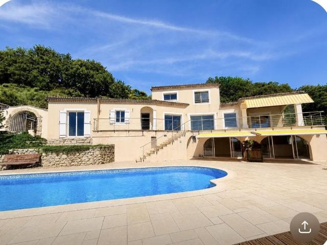 Maison de luxe de 7 pièces en vente à Viviers, France