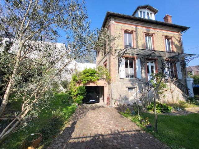 Maison de luxe de 8 pièces en vente à Neuilly Plaisance, Île de France