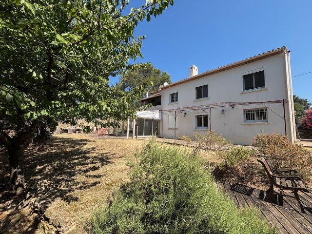 Maison de luxe de 8 pièces en vente à Nîmes, France