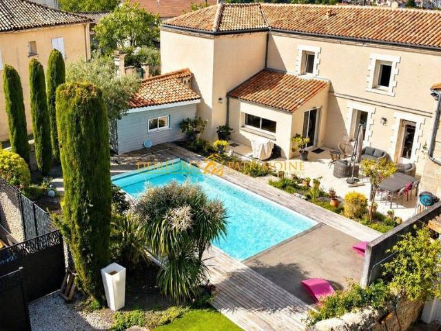 Maison de luxe de 8 pièces en vente à Angoulême, France