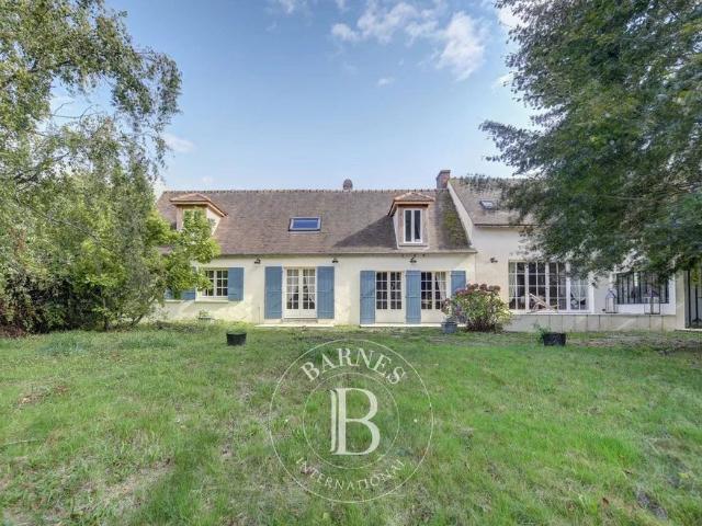 Maison de luxe de 8 pièces en vente à Bazoches sur Guyonne, Île de France