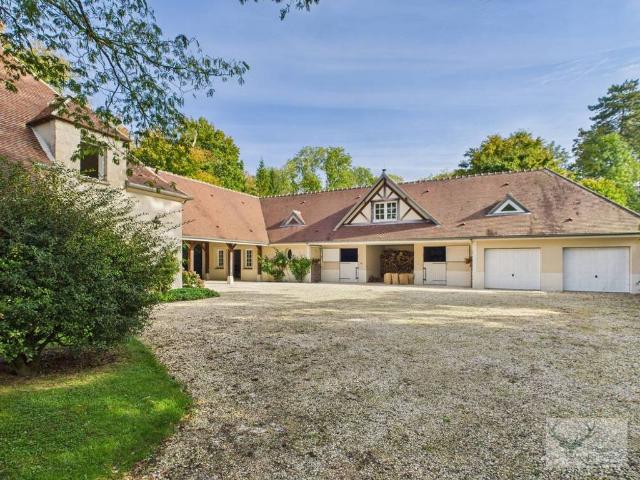 Maison de luxe de 8 pièces en vente à Chamant, France