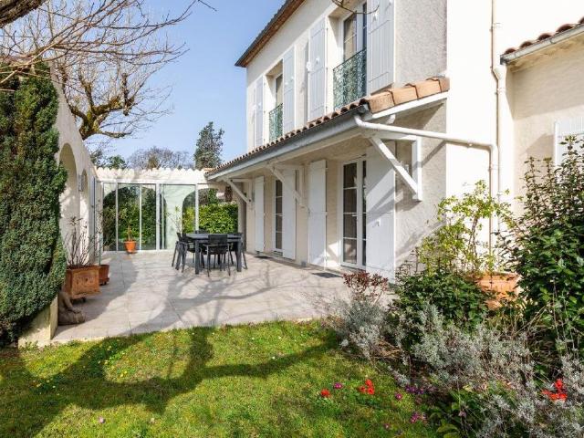 Maison de luxe de 8 pièces en vente à Foulayronnes, France