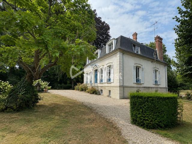 Maison de luxe de 8 pièces en vente à Germigny l'Evêque, France