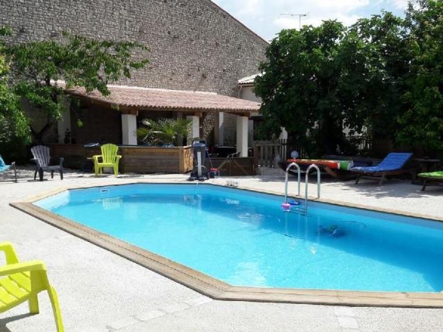 Maison de luxe de 8 pièces en vente à Surgères, France